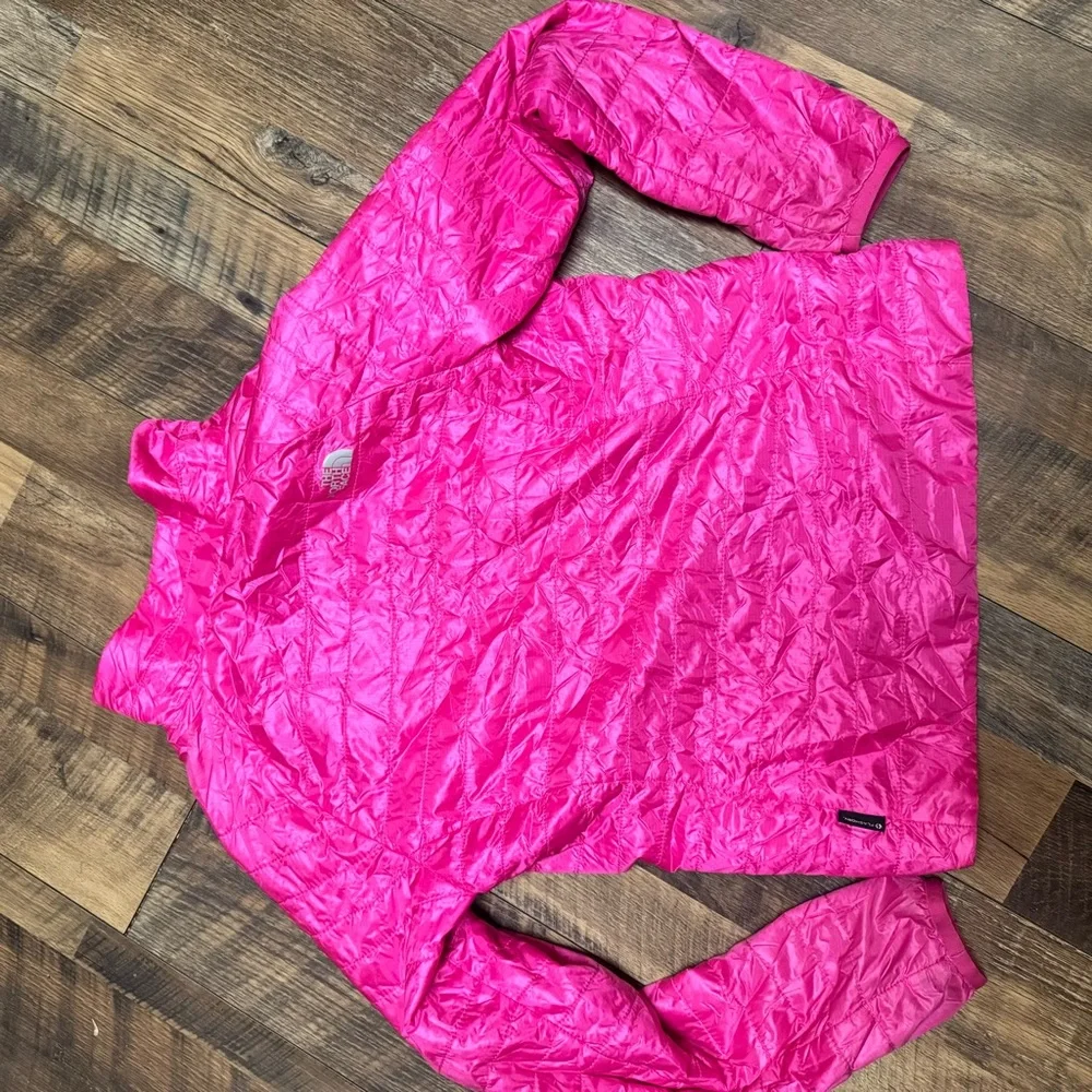 The North Face Vibrant Pink Jacket - Picture 6 of 8
